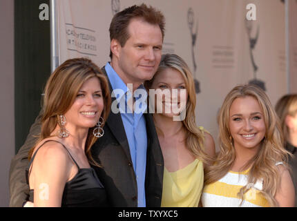 Acteur Jack Coleman (2ndL) avec son épouse Beth Toussaint (L), Ali Larter (2ndR) et Hayden Panatierre (R) assistent à une soirée avec des "héros" qui a eu lieu à l'Academy of Television Arts and Sciences à Los Angeles le 23 avril 2007. (UPI Photo/ Phil McCarten) Banque D'Images