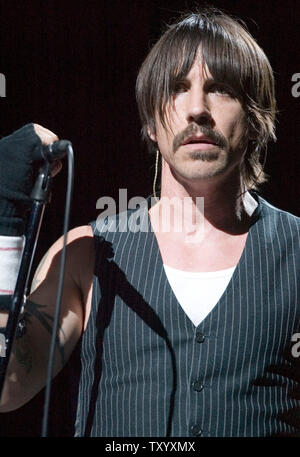 Anthony Kiedis chanteur de The Red Hot Chili Peppers se tourne vers la foule au cours de la deuxième journée au Festival de musique Cochella à Indio, Californie le 28 avril 2007. (Photo d'UPI/Aaron Kehoe) Banque D'Images