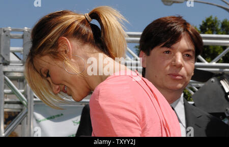 L'actrice Cameron Diaz, la voix de la princesse Fiona et l'acteur Mike Myers, la voix de Shrek dans l'animated motion photo 'hrærek la troisième" arrivent pour la première du film dans la section de Westwood Los Angeles le 6 mai 2007. (Photo d'UPI/Jim Ruymen) Banque D'Images