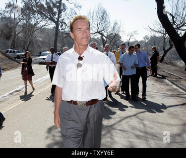 Le gouverneur de la Californie Arnold Schwarzenegger tours une zone brûlée de Griffith Park à Los Angeles le 11 mai 2007, où l'incendie a détruit plus de 800 hectares de parc public mardi. (Photo d'UPI/Jon SooHoo) Banque D'Images