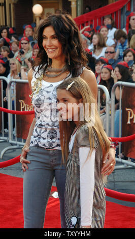 L'actrice Teri Hatcher arrive avec sa fille Emerson Rose pour la première de "Pirates des Caraïbes : Jusqu'au bout du monde', à Disneyland à Anaheim, Californie le 19 mai 2007. (Photo d'UPI/Jim Ruymen) Banque D'Images