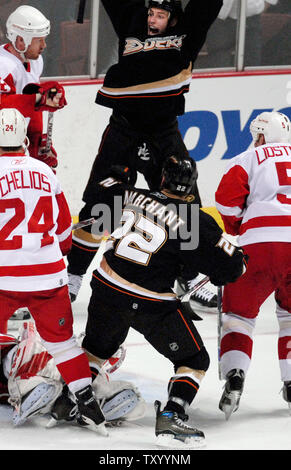 Anaheim Mighty Ducks Ryan Getzlaf, haut C, célèbre le troisième objectif de l'équipe avec son coéquipier Todd Marchant, flanquée de Detroit Red Wings Chris Chelios (24), Johan Franzen, haut et Nicklas Lidstrom L, (5), au cours de la deuxième période de six jeu de la Finale de l'ouest de la LNH à Anaheim, Californie, le 22 mai 2007. Getzlaf a obtenu le but et marchant l'aider. Les Mighty Ducks a gagné 4-3 à l'avance à la finale de la Coupe Stanley pour la deuxième fois de son histoire. (Photo d'UPI/John Hayes) Banque D'Images