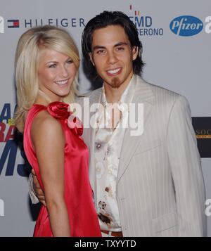Apolo Anton Ohno (R), le médaillé d'or olympique en patinage de vitesse, arrive avec sa partenaire de la série télévisée 'Dancing with the Stars', danseur professionnel Julianne Hough pour une prestation à Los Angeles en avril 2007, une photo d'archives13. Ohno a obtenu un nouveau titre de champion le 22 mai 2007. Le patineur de vitesse et son partenaire Hough a battu l'ancien 'N Sync star Joey Fatone pour gagner l'ABC dance-offs mirror ball-trophée. (Photo d'UPI/Jim Ruymen/files) Banque D'Images