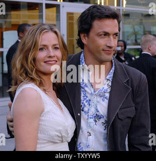 Elisabeth Shue et Andrew Shue, acteurs dans la motion picture drama 'Gracie', recueillir sur le tapis rouge lors de la première du film à Los Angeles le 23 mai 2007. "Gracie" a été inspiré par l'histoire d'un 16-year-old girl, qui, après un drame familial a changé sa vie, se sont battus pour, et a obtenu le droit pour les femmes du monde entier de jouer au soccer compétitif. (Photo d'UPI/Jim Ruymen) Banque D'Images