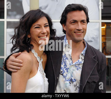 Andrew Shue, un acteur dans la motion picture drama 'Gracie', arrive avec sa femme Jennifer Hageney pour la première du film à Los Angeles le 23 mai 2007. "Gracie" a été inspiré par l'histoire d'un 16-year-old girl, qui, après un drame familial a changé sa vie, se sont battus pour, et a obtenu le droit pour les femmes du monde entier de jouer au soccer compétitif. (Photo d'UPI/Jim Ruymen) Banque D'Images