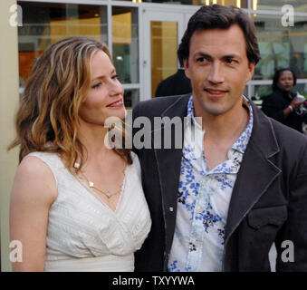 Elisabeth Shue et Andrew Shue, acteurs dans la motion picture drama 'Gracie', recueillir sur le tapis rouge lors de la première du film à Los Angeles le 23 mai 2007. "Gracie" a été inspiré par l'histoire d'un 16-year-old girl, qui, après un drame familial a changé sa vie, se sont battus pour, et a obtenu le droit pour les femmes du monde entier de jouer au soccer compétitif. (Photo d'UPI/Jim Ruymen) Banque D'Images