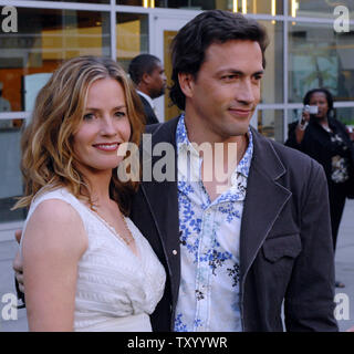 Elisabeth Shue et Andrew Shue, acteurs dans la motion picture drama 'Gracie', recueillir sur le tapis rouge lors de la première du film à Los Angeles le 23 mai 2007. "Gracie" a été inspiré par l'histoire d'un 16-year-old girl, qui, après un drame familial a changé sa vie, se sont battus pour, et a obtenu le droit pour les femmes du monde entier de jouer au soccer compétitif. (Photo d'UPI/Jim Ruymen) Banque D'Images