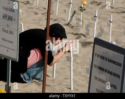 Kaili Hollister prend une photographie de croix sur l'affichage à l'Arlington West Memorial Project à Santa Monica, Californie le 26 mai 2007. La plage dispose de milliers de croisements memorial représentant les 3 444 soldats qui sont morts en Irak. (Photo d'UPI/Jim Ruymen) Banque D'Images