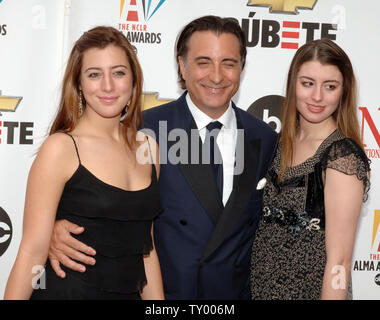 L'acteur Andy Garcia arrive avec ses filles Dominik Garcia (L) et Daniella Garcia pour l'enregistrement de la 2007 Conseil National de La Raza ALMA Awards à Pasadena, Californie le 1 juin 2007. L'ALMA Awards sont prévus pour le 5 juin de l'air sur le réseau de télévision ABC. (Photo d'UPI/Jim Ruymen) Banque D'Images