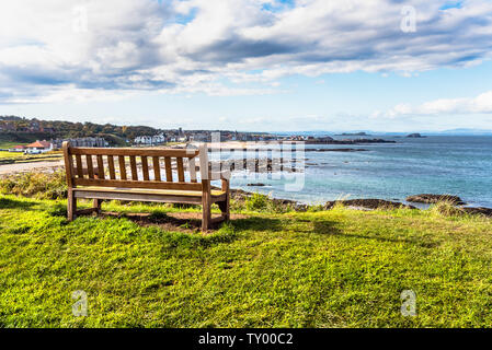 Banc en bois vide dans un parc surplombant la ville côtière de North Berwick sur une journée ensoleillée d'automne. L'Écosse, Royaume-Uni Banque D'Images