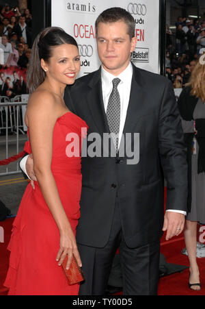 L'acteur Matt Damon, un acteur dans la motion picture comedy thriller 'Ocean's Thirteen,' arrive pour la première du film avec sa femme Luciano Barroso au Grauman's Chinese Theatre dans la section Hollywood de Los Angeles le 5 juin 2007. (Photo d'UPI/Jim Ruymen) Banque D'Images