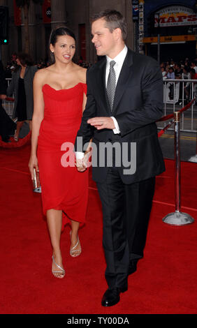 L'acteur Matt Damon, un acteur dans la motion picture comedy thriller 'Ocean's Thirteen,' arrive pour la première du film avec sa femme Luciano Barroso au Grauman's Chinese Theatre dans la section Hollywood de Los Angeles le 5 juin 2007. (Photo d'UPI/Jim Ruymen) Banque D'Images