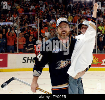 Brad May skates avec sa fille comme les Anaheim Ducks célèbrent leur victoire de 6-2 sur les Sénateurs d'Ottawa à remporter la Coupe Stanley à Anaheim, Californie le 6 juin 2007. (Photo d'UPI/Jim Ruymen) Banque D'Images