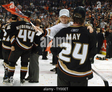 Brad May skates avec sa fille comme les Anaheim Ducks célèbrent leur victoire de 6-2 sur les Sénateurs d'Ottawa à remporter la Coupe Stanley à Anaheim, Californie le 6 juin 2007. (Photo d'UPI/Jim Ruymen) Banque D'Images