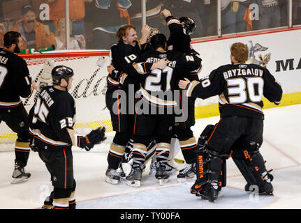 Anaheim Ducks célèbrent leur victoire sur la coupe Stanley, les Sénateurs d'Ottawa à la suite d'une victoire 6-2 en match cinq des finales de la Coupe Stanley le 6 juin 2007, à Anaheim, en Californie. (Photo d'UPI/Phil McCarten) Banque D'Images
