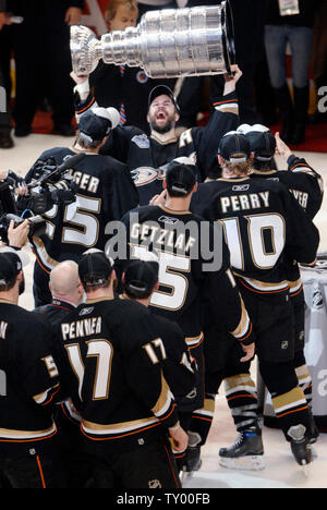 Rob Niedermayer détient la coupe Stanley au-dessus de sa tête comme les Anaheim Ducks célèbrent leur victoire sur les Sénateurs d'Ottawa à la suite d'une victoire 6-2 en match cinq des finales de la Coupe Stanley le 6 juin 2007, à Anaheim, en Californie. (Photo d'UPI/Phil McCarten) Banque D'Images