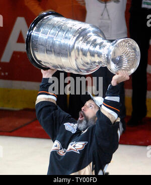 La plupart de joueur valable Scott Niedermayer détient la coupe Stanley au-dessus de sa tête comme les Anaheim Ducks célèbrent leur victoire sur les Sénateurs d'Ottawa à la suite d'une victoire 6-2 en match cinq des finales de la Coupe Stanley le 6 juin 2007, à Anaheim, en Californie. (Photo d'UPI/Phil McCarten) Banque D'Images