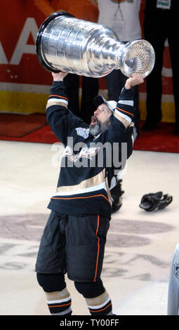 La plupart de joueur valable Scott Niedermayer détient la coupe Stanley au-dessus de sa tête comme les Anaheim Ducks célèbrent leur victoire sur les Sénateurs d'Ottawa à la suite d'une victoire 6-2 en match cinq des finales de la Coupe Stanley le 6 juin 2007, à Anaheim, en Californie. (Photo d'UPI/Phil McCarten) Banque D'Images