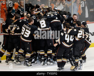 Anaheim Ducks célèbrent leur victoire sur la coupe Stanley, les Sénateurs d'Ottawa à la suite d'une victoire 6-2 en match cinq des finales de la Coupe Stanley le 6 juin 2007, à Anaheim, en Californie. (Photo d'UPI/Phil McCarten) Banque D'Images