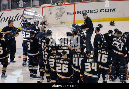 Anaheim Ducks se relaient transportant la Coupe Stanley alors qu'ils célèbrent leur victoire sur les Sénateurs d'Ottawa à la suite d'une victoire 6-2 en match cinq des finales de la Coupe Stanley le 6 juin 2007, à Anaheim, en Californie. (Photo d'UPI/Phil McCarten) Banque D'Images