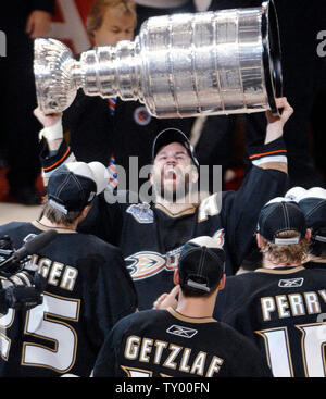 Rob Niedermayer détient la coupe Stanley au-dessus de sa tête comme les Anaheim Ducks célèbrent leur victoire sur les Sénateurs d'Ottawa à la suite d'une victoire 6-2 en match cinq des finales de la Coupe Stanley le 6 juin 2007, à Anaheim, en Californie. (Photo d'UPI/Phil McCarten) Banque D'Images