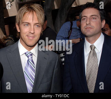 Larry Birkhead (L), la fin de l'Anna Nicole Smith est l'ancien petit ami, parle avec les journalistes à la suite d'une audience de tribunal successoral compagnon de longue date d'attribution de Howard K. Stern (R) Le liquidateur de sa succession et espace Birkhead, le père de son bébé fille Dannielynn, tuteur de l'enfant du défunt à Los Angeles le 19 juin 2007. (Photo d'UPI/Jim Ruymen) Banque D'Images