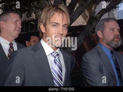 Larry Birkhead, feu Anna Nicole Smith, l'ancien petit ami, parle avec les journalistes à la suite d'une audience de tribunal successoral compagnon de longue date d'attribution de Howard Stern K. Le liquidateur de sa succession et espace Birkhead, le père de son bébé fille Dannielynn, tuteur de l'enfant du défunt à Los Angeles le 19 juin 2007. (Photo d'UPI/Jim Ruymen) Banque D'Images