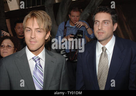 Larry Birkhead (L), la fin de l'Anna Nicole Smith est l'ancien petit ami, parle avec les journalistes à la suite d'une audience de tribunal successoral compagnon de longue date d'attribution de Howard K. Stern (R) Le liquidateur de sa succession et espace Birkhead, le père de son bébé fille Dannielynn, tuteur de l'enfant du défunt à Los Angeles le 19 juin 2007. (Photo d'UPI/Jim Ruymen) Banque D'Images