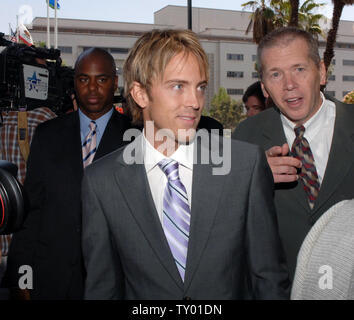 Larry Birkhead, feu Anna Nicole Smith, l'ancien petit ami, parle avec les journalistes à la suite d'une audience de tribunal successoral compagnon de longue date d'attribution de Howard Stern K. Le liquidateur de sa succession et espace Birkhead, le père de son bébé fille Dannielynn, tuteur de l'enfant du défunt à Los Angeles le 19 juin 2007. (Photo d'UPI/Jim Ruymen) Banque D'Images