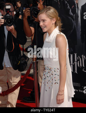 Acteur Emma Watson assiste à la première de the motion picture fantaisie dramatique "Harry Potter et l'Ordre du Phoenix" au Grauman's Chinese Theatre dans la section Hollywood de Los Angeles le 8 juillet 2007. (Photo d'UPI/Jim Ruymen) Banque D'Images