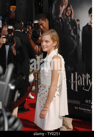 Acteur Emma Watson assiste à la première de the motion picture fantaisie dramatique "Harry Potter et l'Ordre du Phoenix" au Grauman's Chinese Theatre dans la section Hollywood de Los Angeles le 8 juillet 2007. (Photo d'UPI/Jim Ruymen) Banque D'Images