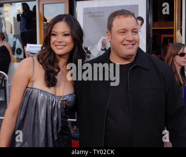 Acteur Kevin James (L) et sa femme Steffiana De La Cruz assister à la première de the motion picture comédie 'Je vous prononce maintenant Chuck et Larry' à Universal City, Californie le 12 juillet 2007. (Photo d'UPI/Jim Ruymen) Banque D'Images