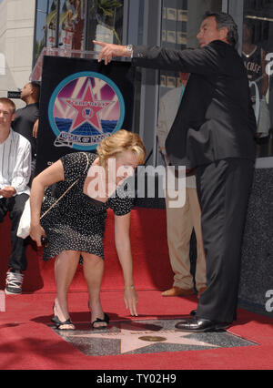 International film and television star Eric Braeden (R), qui a rejoint le casting de "feux de l' comme magnat des affaires Victor Newman en 1980, les gestes que l'ancien acteur, Melody Thomas Scott, arrive à toucher son étoile lors d'une cérémonie de dévoilement sur le Hollywood Walk of Fame à Los Angeles, Californie le 20 juillet 2007. (Photo d'UPI Jim Ruymen) Banque D'Images