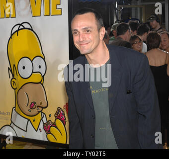 Hank Azaria, les voix de plusieurs caractères y compris Comic Book Guy, Moe, chef Wiggum, professeur Fink, Lou et Carl, dans l'animated motion photo comédie 'Les Simpson - Le Film", arrive à la première du film dans la section de Westwood Los Angeles le 24 juillet 2007. (Photo d'UPI/Jim Ruymen) Banque D'Images