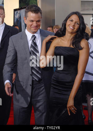 L'acteur Matt Damon (L), un acteur dans la motion photo mystère thriller 'The Bourne Ultimatum' arrive avec sa femme Luciana Barroso pour la première du film à l'Arclight Cinerama Dome à Los Angeles le 25 juillet 2007. (Photo d'UPI/Jim Ruymen) Banque D'Images