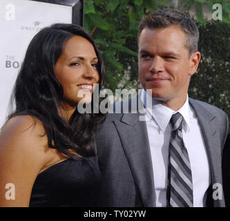 L'acteur Matt Damon, un acteur dans la motion photo mystère thriller 'The Bourne Ultimatum' arrive avec sa femme Luciana Barroso pour la première du film à l'Arclight Cinerama Dome à Los Angeles le 25 juillet 2007. (Photo d'UPI/Jim Ruymen) Banque D'Images