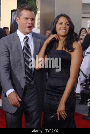 L'acteur Matt Damon (L), un acteur dans la motion photo mystère thriller 'The Bourne Ultimatum' arrive avec sa femme Luciana Barroso pour la première du film à l'Arclight Cinerama Dome à Los Angeles le 25 juillet 2007. (Photo d'UPI/Jim Ruymen) Banque D'Images