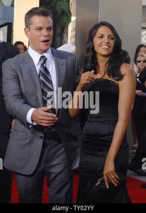 L'acteur Matt Damon (L), un acteur dans la motion photo mystère thriller 'The Bourne Ultimatum' arrive avec sa femme Luciana Barroso pour la première du film à l'Arclight Cinerama Dome à Los Angeles le 25 juillet 2007. (Photo d'UPI/Jim Ruymen) Banque D'Images