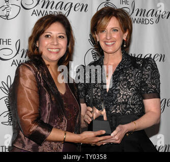 Anne Sweeney (R) apparaît dans les coulisses avec son Prix du Président au cours de la 22e Imagen Awards au Walt Disney Concert Hall à Los Angeles le 28 juillet 2007. À gauche est Sénatrice Hild Solis (D-CA) qui a présenté le prix. (Photo d'UPI/Jim Ruymen) Banque D'Images