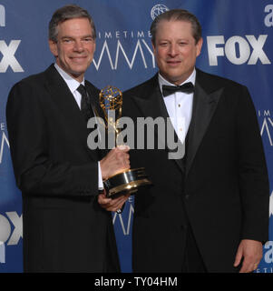 Joel Hyatt (L) et ancien Vice-président Al Gore posent avec leur Emmy gagné pour travailler sur "Le jeu de réalité alternative tombé' à la 59e Primetime Emmy Awards au Shrine Auditorium à Los Angeles le 16 septembre 2007. (Photo d'UPI/Scott Harms) Banque D'Images