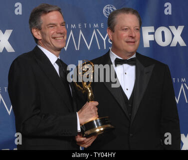 Joel Hyatt (L) et ancien Vice-président Al Gore posent avec leur Emmy gagné pour travailler sur "Le jeu de réalité alternative tombé' à la 59e Primetime Emmy Awards au Shrine Auditorium à Los Angeles le 16 septembre 2007. (Photo d'UPI/Scott Harms) Banque D'Images