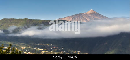 La ville de Santa Cruz de Tenerife sous la brume du volcan de Teide Banque D'Images