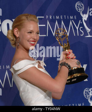 L'actrice Katherine Heigl affiche son Emmy pour travailler sur "Grey's Anatomy" à la 59e Primetime Emmy Awards au Shrine Auditorium à Los Angeles le 16 septembre 2007. (Photo d'UPI/Scott Harms) Banque D'Images