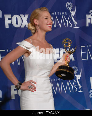 L'actrice Katherine Heigl affiche son Emmy pour travailler sur "Grey's Anatomy" à la 59e Primetime Emmy Awards au Shrine Auditorium à Los Angeles le 16 septembre 2007. (Photo d'UPI/Scott Harms) Banque D'Images