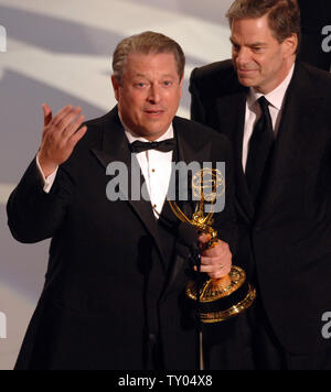 L'ancien vice-président Al Gore (L) et Joel Hyatt, reçoivent le prix pour la grande qualité de son œuvre dans la télévision interactive à la 59e Primetime Emmy Awards à Los Angeles, le 16 septembre 2007. (Photo d'UPI/Jim Ruymen) Banque D'Images