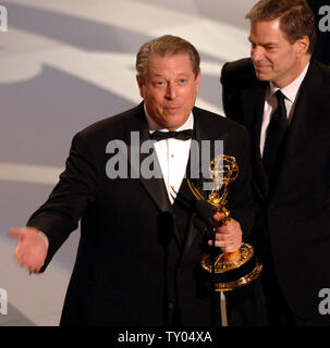 L'ancien vice-président Al Gore (L) et Joel Hyatt, reçoivent le prix pour la grande qualité de son œuvre dans la télévision interactive à la 59e Primetime Emmy Awards à Los Angeles, le 16 septembre 2007. (Photo d'UPI/Jim Ruymen) Banque D'Images