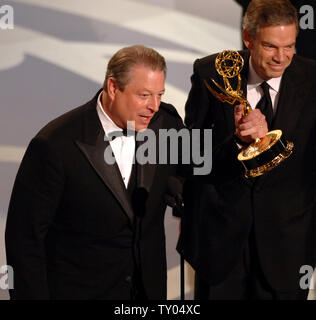 L'ancien vice-président Al Gore (L) et Joel Hyatt, reçoivent le prix pour la grande qualité de son œuvre dans la télévision interactive à la 59e Primetime Emmy Awards à Los Angeles, le 16 septembre 2007. (Photo d'UPI/Jim Ruymen) Banque D'Images