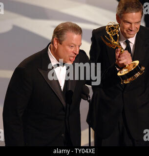 L'ancien vice-président Al Gore (L) et Joel Hyatt, reçoivent le prix pour la grande qualité de son œuvre dans la télévision interactive à la 59e Primetime Emmy Awards à Los Angeles, le 16 septembre 2007. (Photo d'UPI/Jim Ruymen) Banque D'Images