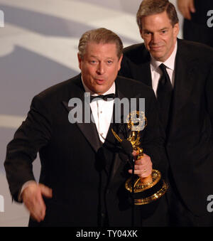 L'ancien vice-président Al Gore (L) et Joel Hyatt, reçoivent le prix pour la grande qualité de son œuvre dans la télévision interactive à la 59e Primetime Emmy Awards à Los Angeles, le 16 septembre 2007. (Photo d'UPI/Jim Ruymen) Banque D'Images