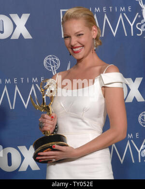 L'actrice Katherine Heigl affiche son Emmy pour travailler sur "Grey's Anatomy" à la 59e Primetime Emmy Awards au Shrine Auditorium à Los Angeles le 16 septembre 2007. (Photo d'UPI/Scott Harms) Banque D'Images